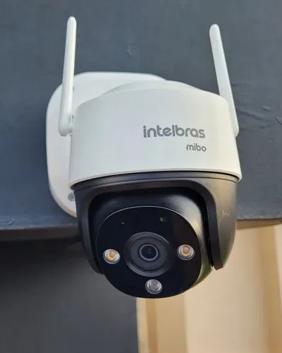 Câmera com movimento instalada em ponto estratégico de parede externa